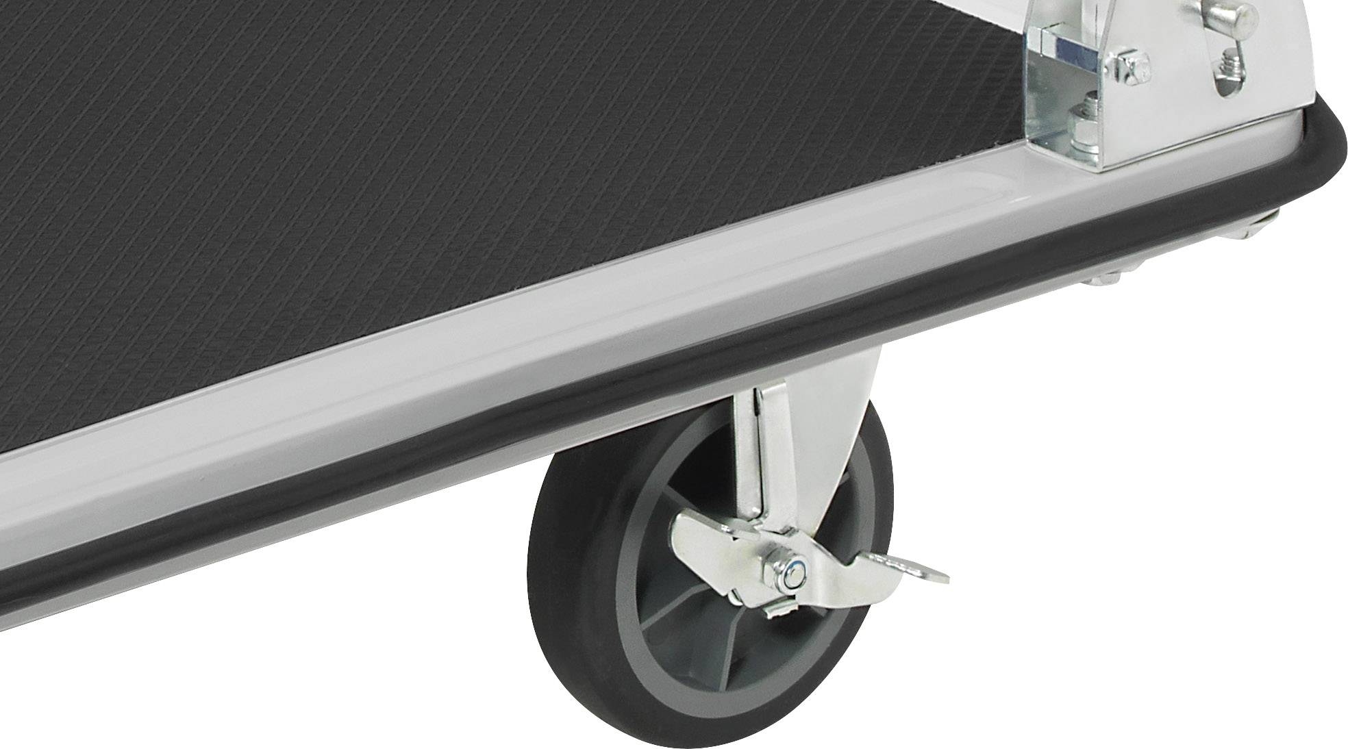 Close-up van een zwarte transportwagen met een metalen frame en twee vergrendelbare wielen voor gemakkelijk transport van lasten.