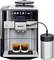 Volautomatische koffiemachine met digitaal display toont verschillende koffiespecialiteiten. Twee espresso's vers gezet, zilver design.
