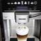 Een koffiemachine zet een Latte Macchiato. Bovenaan het display zijn verschillende koffiesymbolen en bedieningselementen zichtbaar.