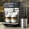 Een koffiemachine bereidt twee Latte Macchiato's. Display toont verschillende koffiespecialiteiten en instellingen.