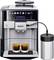 Volautomaat voor koffie met twee espresso's. Touchscreen toont verschillende koffietypes. Extern melkreservoir aangesloten.