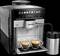 Een Siemens koffiemachine met twee glazen espresso eronder. Naast de machine staat een melkcontainer.