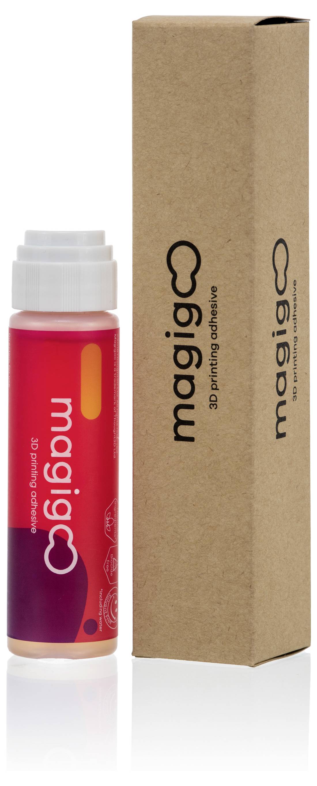 Een rode fles Magigoo 3D-printlijm staat naast haar bruine verpakking. Deze wordt gebruikt om de hechtingskracht bij het printen te verbeteren.