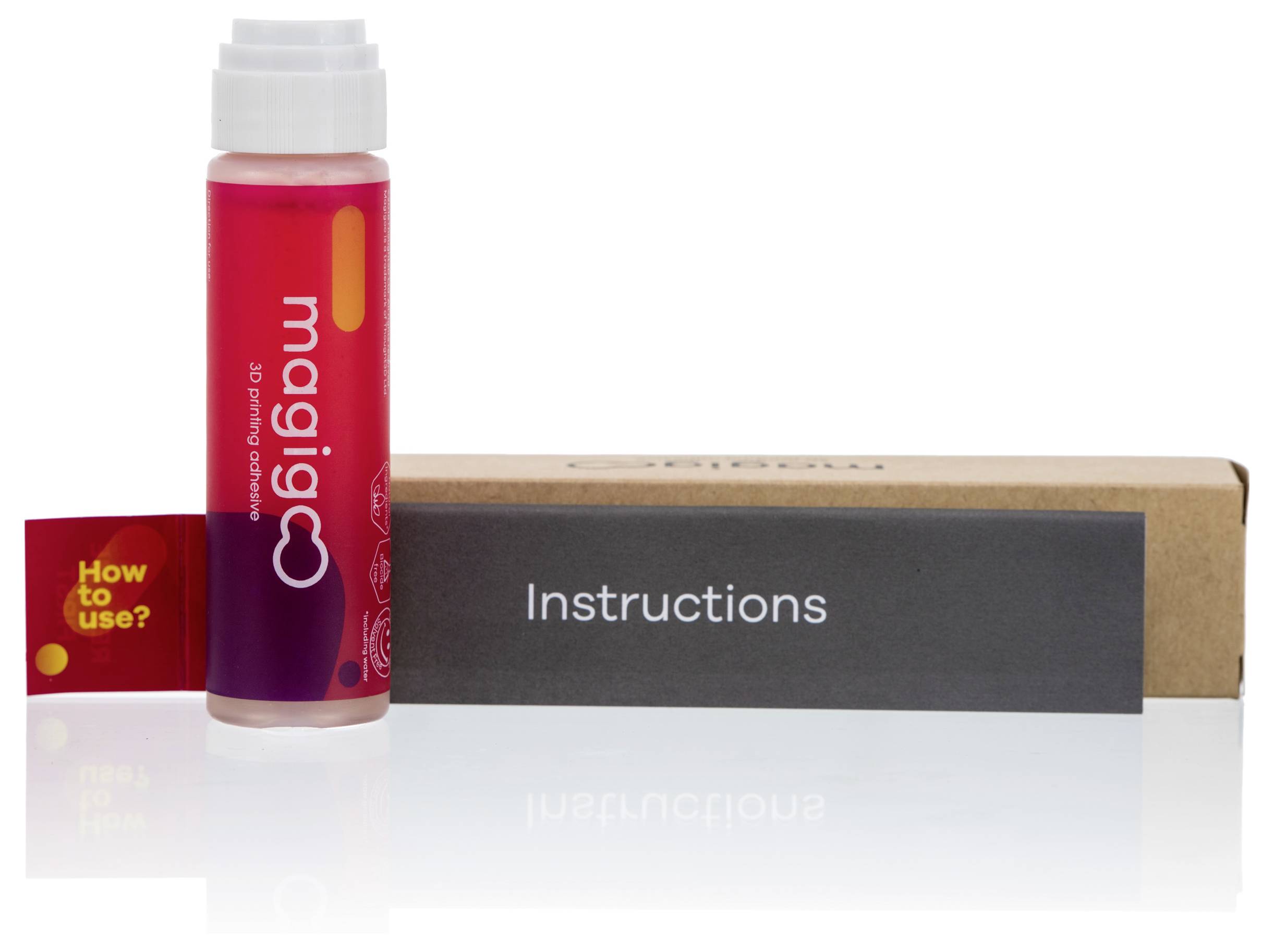 Een rode flesje met het opschrift 'Magic' staat voor een kartonnen doos met het opschrift 'Instructions'. Een klein etiket toont 'How to use?'.