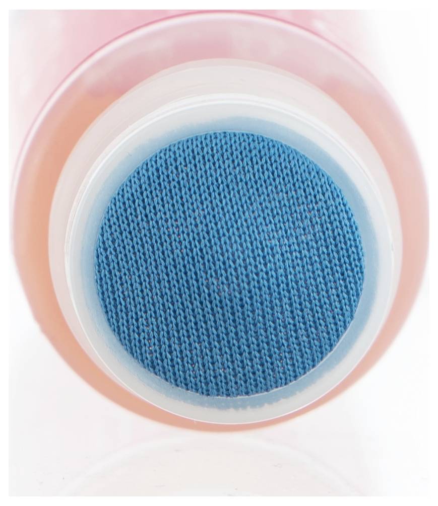 Een blauwe, ronde filter in een roze lijst, close-up. De filter lijkt te bestaan uit een fijnmazig materiaal.