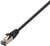 Een zwarte Ethernet-kabel met een RJ45-connector, die wordt gebruikt voor het verbinden van netwerkapparatuur.