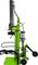 Een groene hydraulische houtkloofmachine met besturingseenheid en wielen. Geschikt voor het kloven van grote houtstukken in verticale positie.