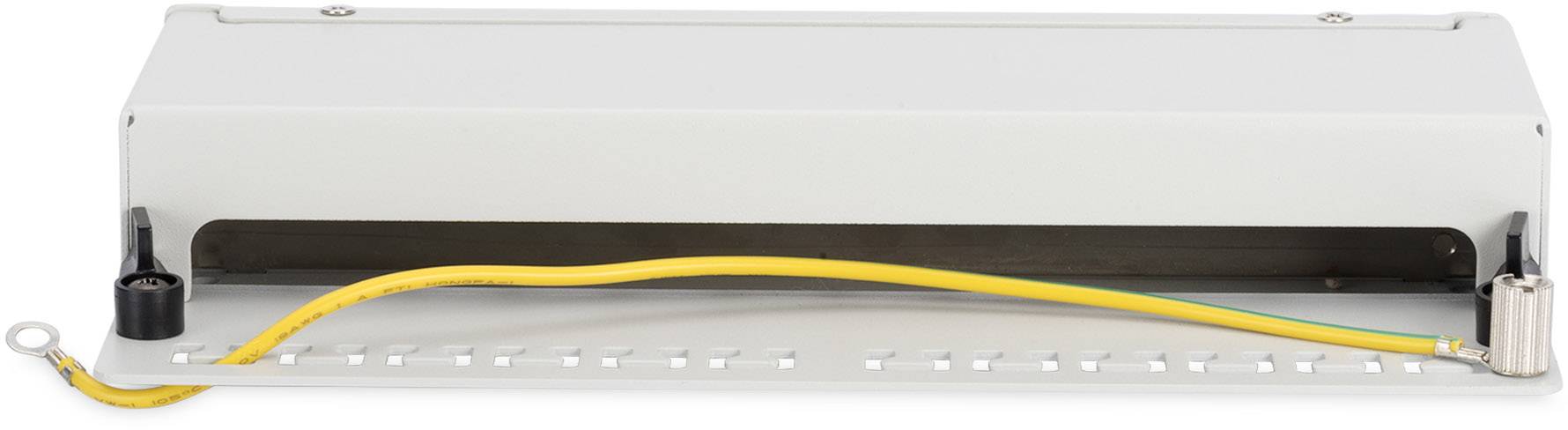 Een rechthoekige, grijze metalen behuizing met een afneembare deksel, waarin een zichtbare groen-gele draadbedradingsaansluiting voor aarding.