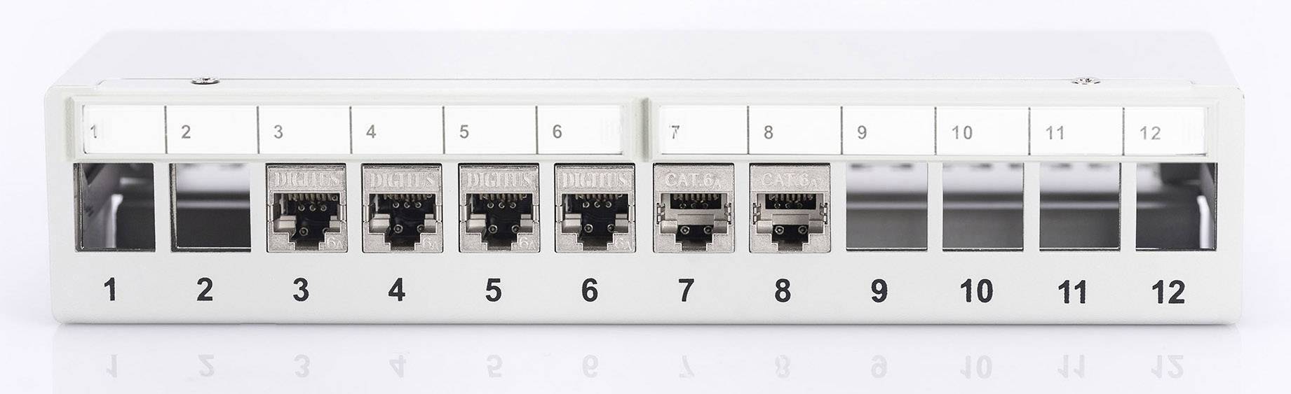 Patchpanel met 12 poorten, waarvan zeven bezet. Nummering en labeling boven de poorten, lege plaatsen rechts zichtbaar.