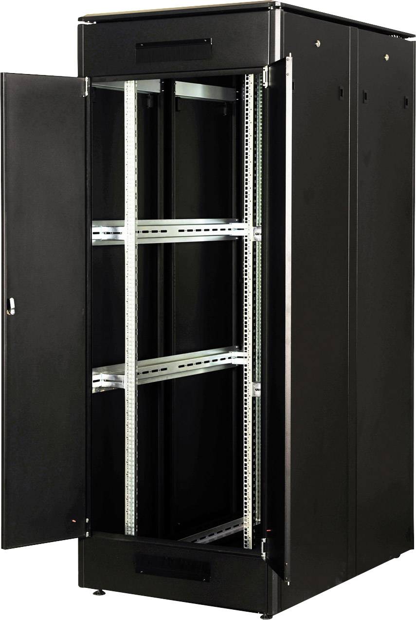 Zwarte serverrack-kast met geopende deur, toont lege schappen voor de installatie van IT-hardware in een datacenter.