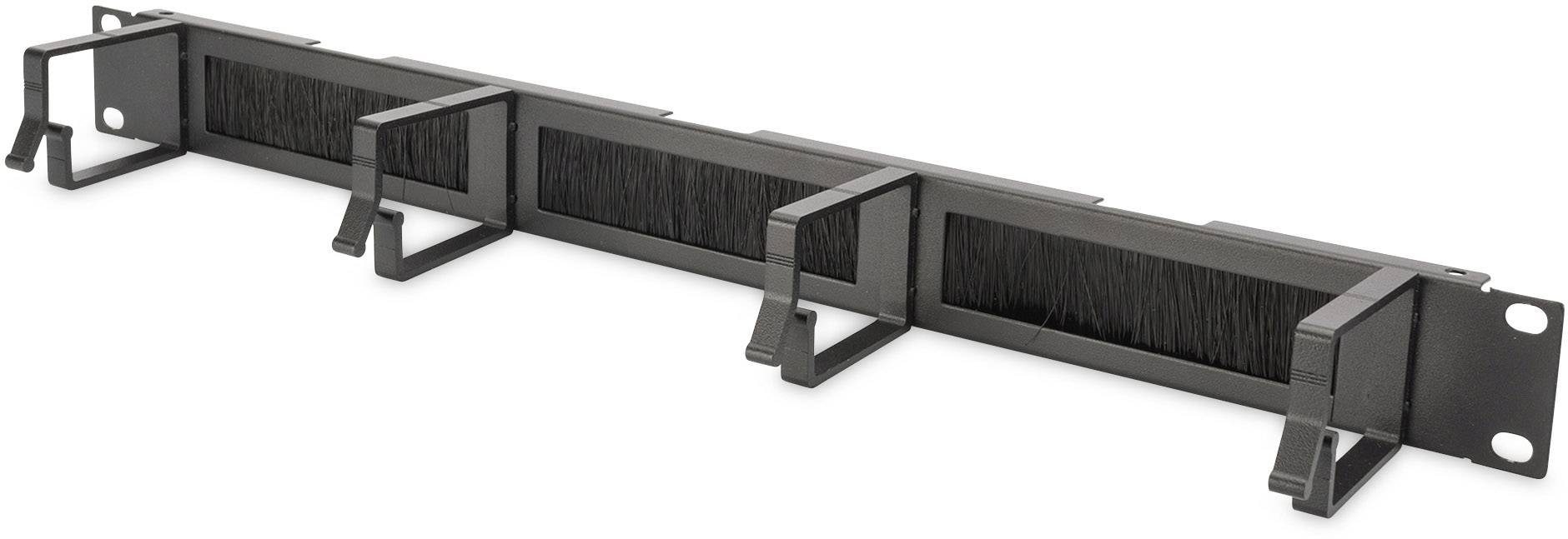 Een zwart metalen kabelbeheerpaneel met borstelelement en meerdere oogjes voor het organiseren van kabels in een rack.