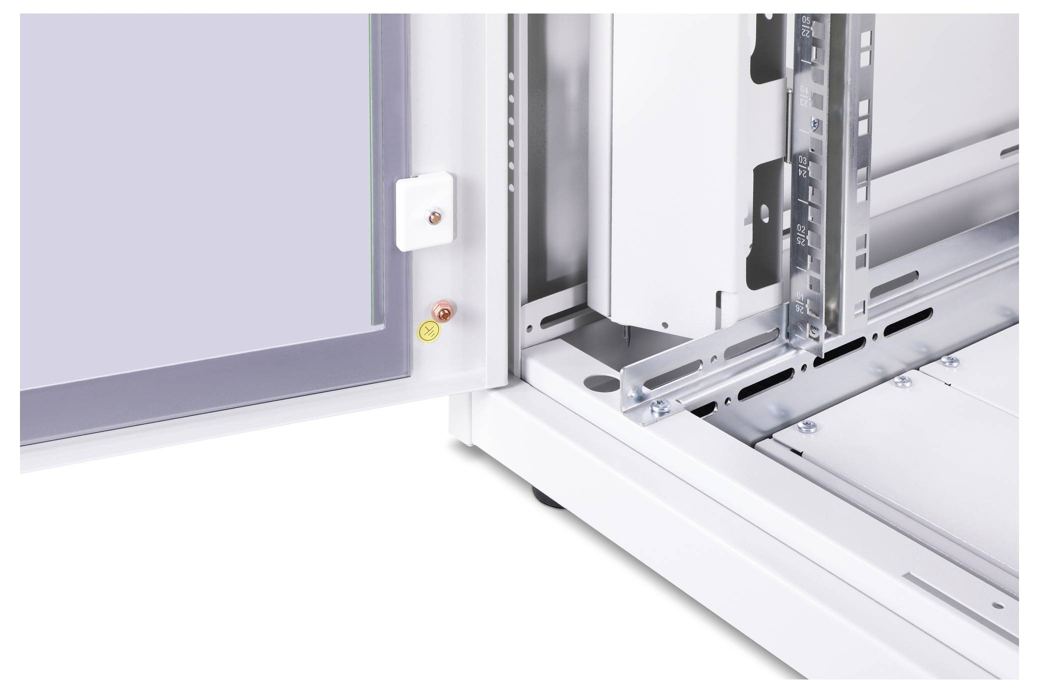 Een wit elektrisch schakelkastje met een gedeeltelijk geopende deur, waarbij het interieur metalen frames en bevestigingen voor componenten laat zien.