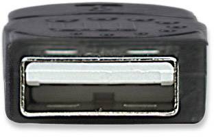 Close-upfoto van een zwarte USB-A-stekker met zichtbare aansluiting, omgeven door een kunststof behuizing.