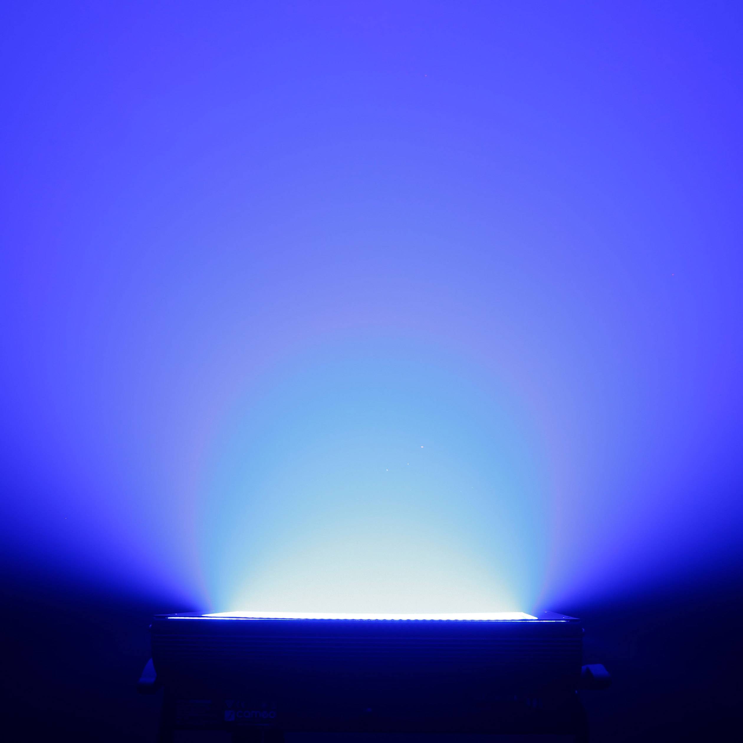 Een felle schijnwerper straalt intens blauw licht uit, dat een gelijkmatige lichtconische bundel vormt die zich naar boven verspreidt.