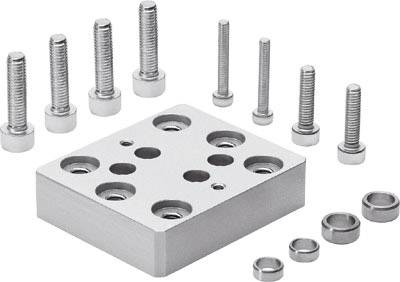 Metalen plaat met gaten en schroeven in verschillende formaten, gerangschikt rond de plaat.