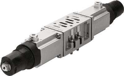 Een elektrisch ventiel met meerdere aansluitingen en een metalen behuizing, gebruikt voor het regelen van de stroom van vloeistoffen of gassen in systemen.