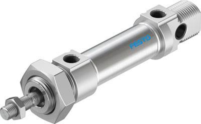 Een metalen pneumatische cilinder met logo, zilverkleurig, met twee aansluitingen aan de uiteinden, die wordt gebruikt voor het omzetten van perslucht in bewegingsenergie.
