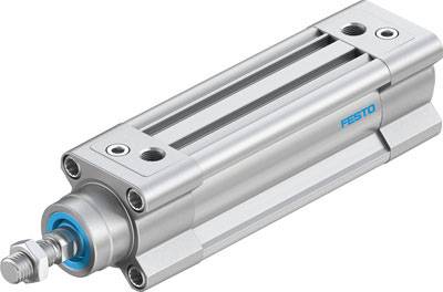 Een zilveren pneumatische cilinder van Festo met een blauwe markering; toont industriële toepassing.
