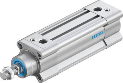 Een zilveren pneumatische cilinder met blauwe details, monteerbaar via schroefgaten aan beide uiteinden.