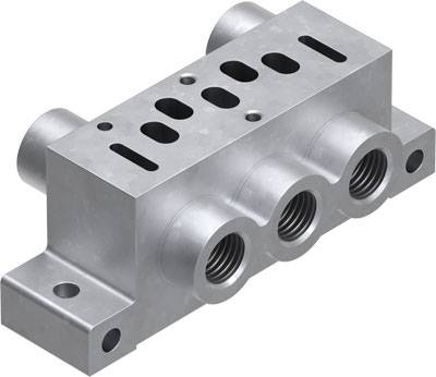 Metalen hydraulische blok met meerdere boringen en schroefdraadverbindingen voor het aansluiten van hydraulische leidingen.