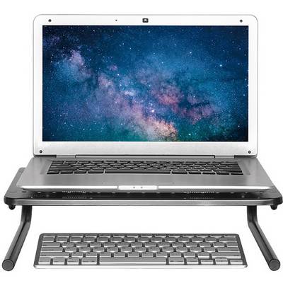 Een laptop met een afbeelding van een sterrenhemels op het scherm staat op een tafel. Eronder ligt een toetsenbord.