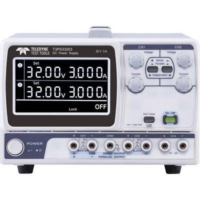 Elektronisch voedingsapparaat met twee kanalen. Digitale weergave toont stroomsterkte '32,00V' en '3,000A' voor beide kanalen.