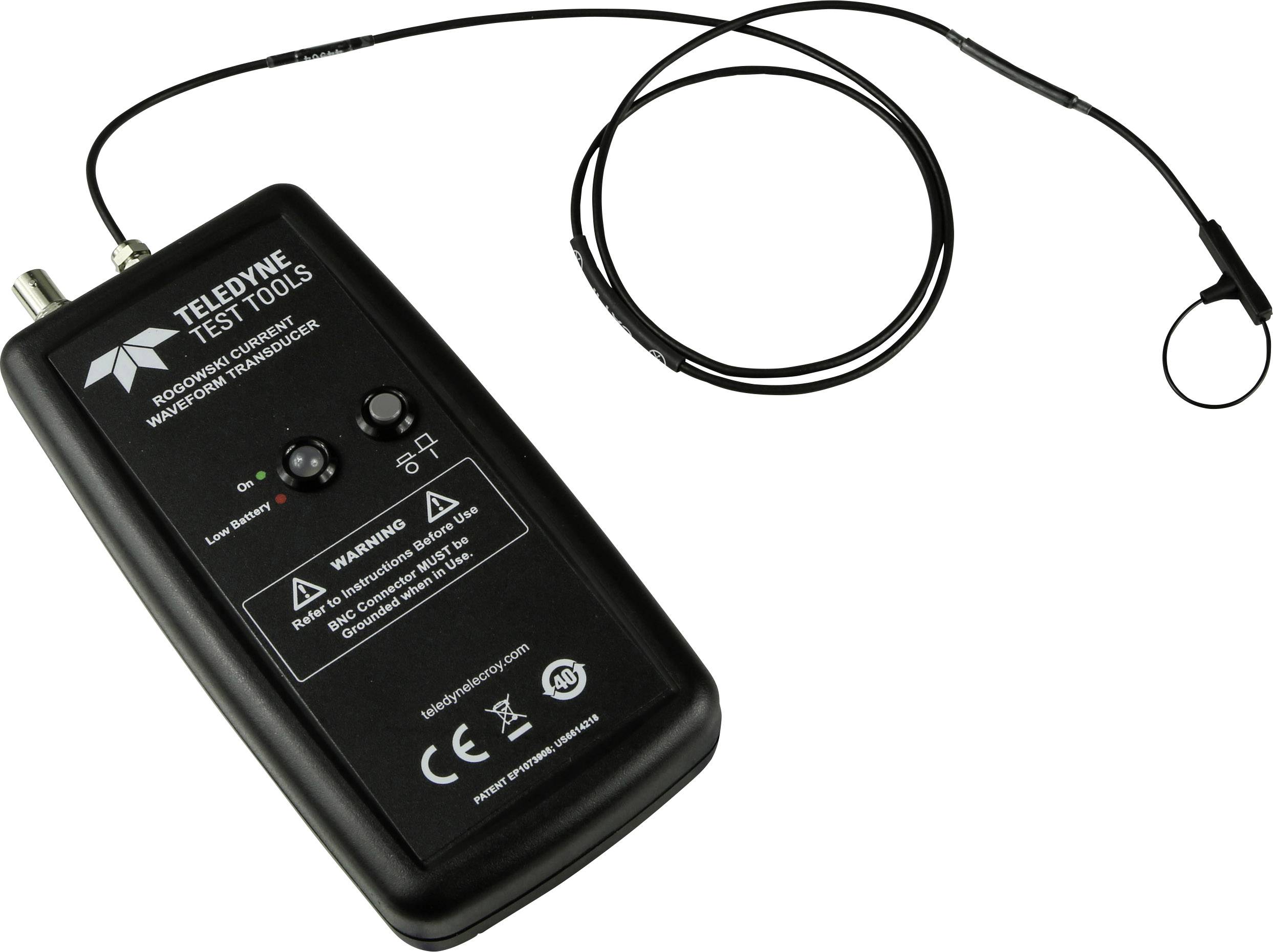 Een handapparaat voor het meten van elektromagnetische storingen met een aangesloten sonde en bedieningsknoppen.