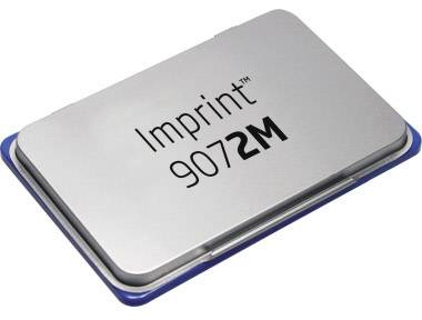 Een rechthoekige, metalen stempel met de tekst 'Imprint 9072M', liggend op een blauwe basis.
