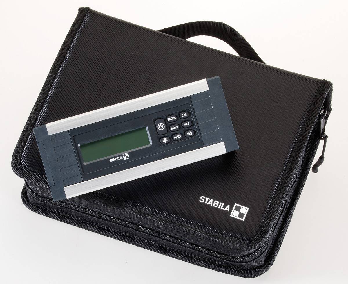 Digitale hoekmeter liggend op zwarte Stabila-tas, toont display en bedieningselementen.