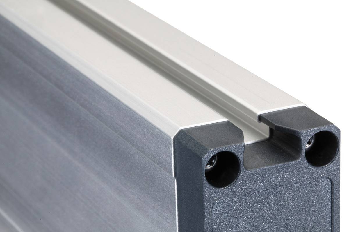 Een aluminiumprofiel met nauwkeurig bewerkte randen en een gleuf voor het bevestigen van componenten, vaak gebruikt in machinebouw.