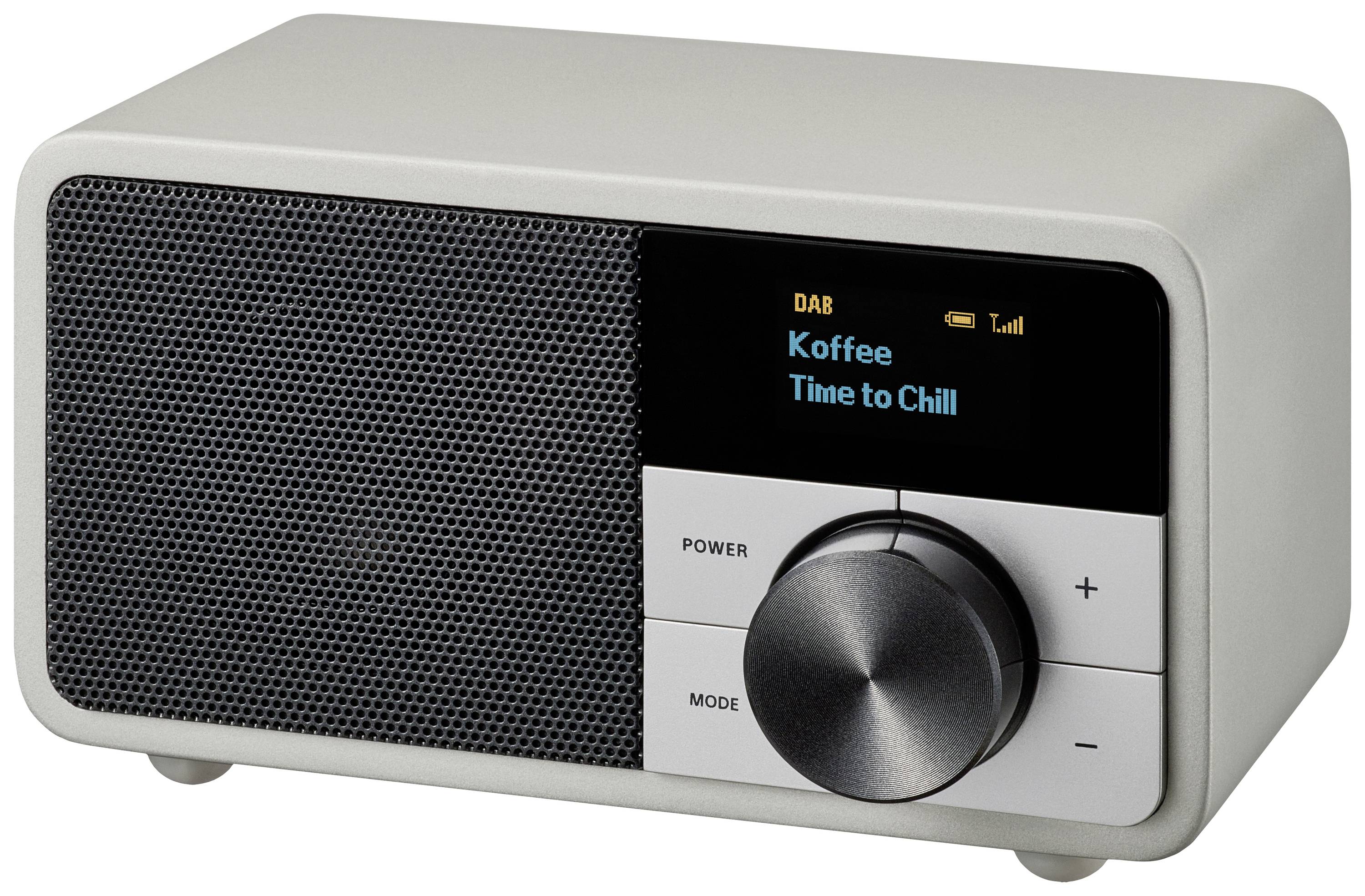 Een grijze DAB-radio toont het station 'Koffee' en het nummer 'Time to Chill' op het display. Het heeft een luidspreker en een draaiknop voor bediening.