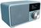 Draagbare, blauwe DAB-radio met display waarop 'Koffee Time to Chill' staat; voorzien van volumeregelaar en bedieningsindicator.