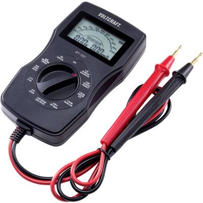 Een zwart digitaal multimeter met twee meetkabels, één rood en één zwart. Het toont metingen op een display.