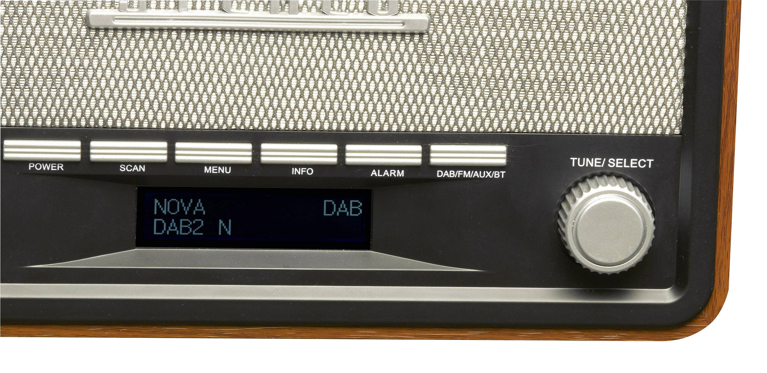 Een retro-radio met houten randen toont zenderinformaties op een klein display. Een draaiknop rechts bestuurt de selectie.