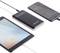 Een powerbank laadt tegelijkertijd een smartphone en een tablet op via kabels.