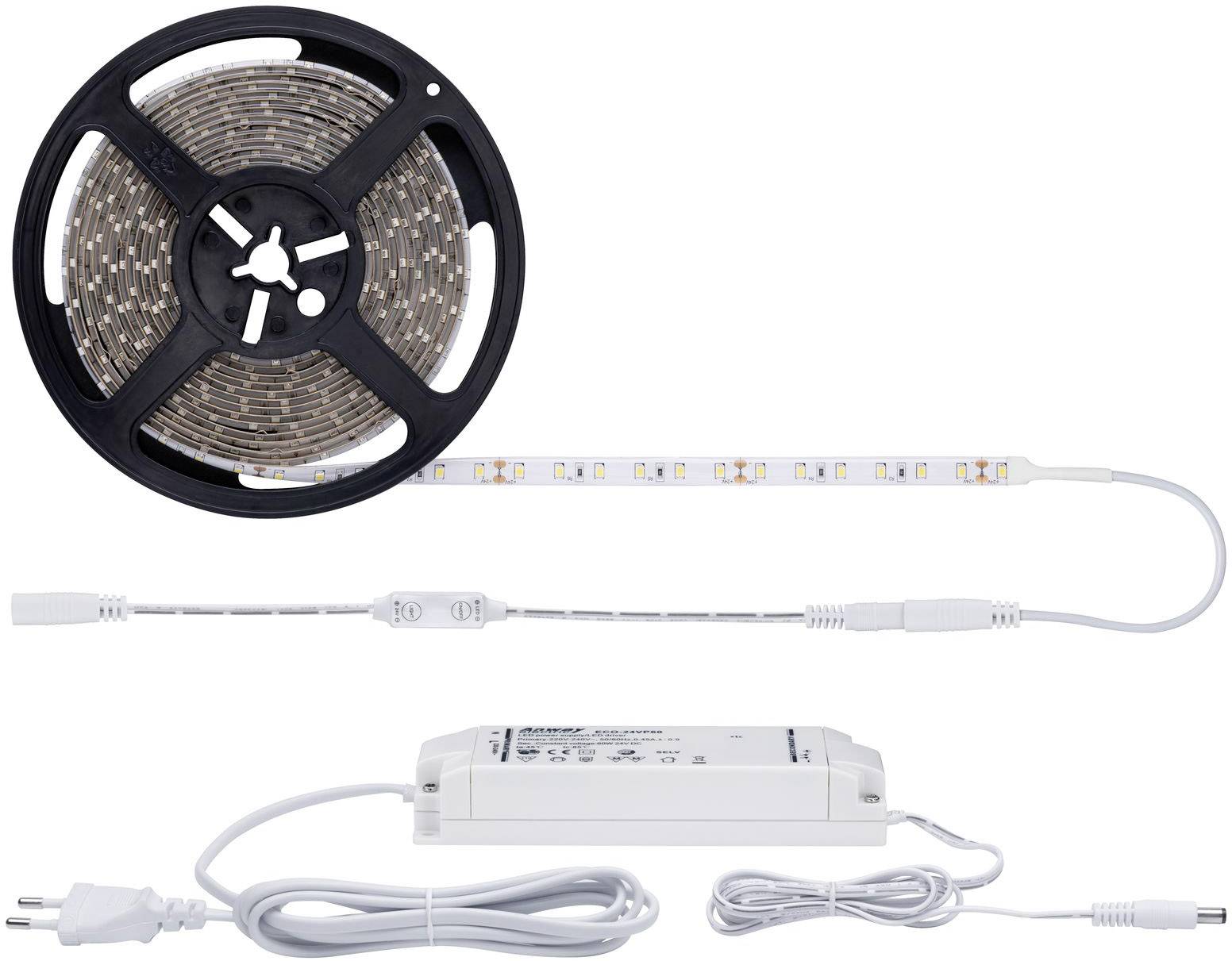 LED-lichtstrip op rol met kabels en voedingsadapter, geschikt voor verlichtingstoepassingen.