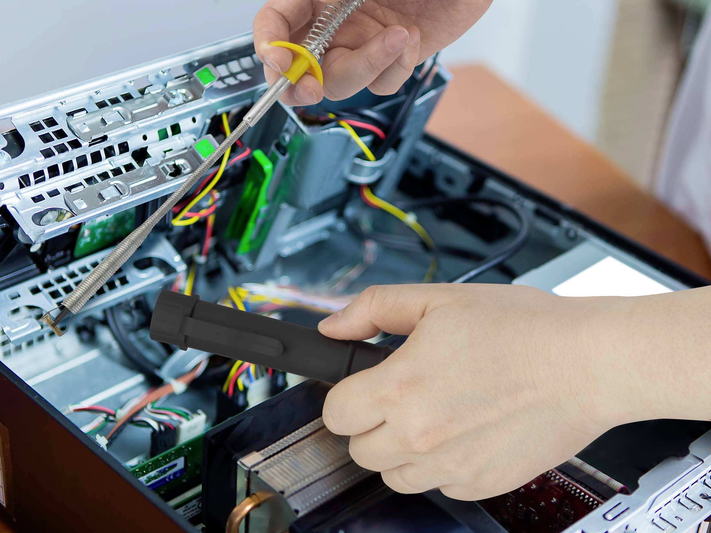 Een geopend computerbehuizing met zichtbare componenten. Een persoon houdt een schroevendraaier en werkt aan de binnenkant van de computer.