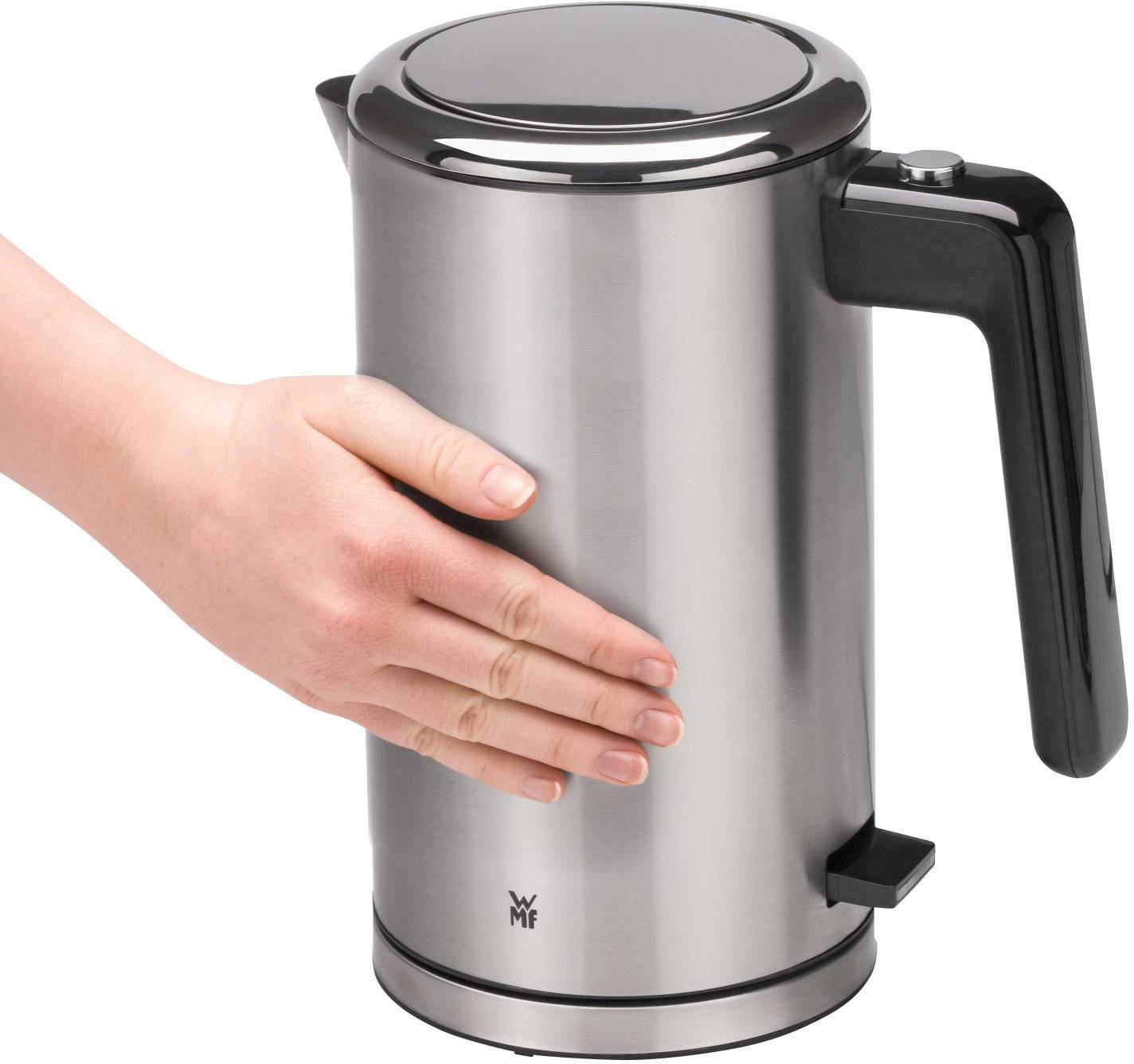 Een roestvrijstalen waterkoker met zwarte deksel en handvat wordt aangeraakt door een hand. Het ontwerp oogt modern en functioneel.