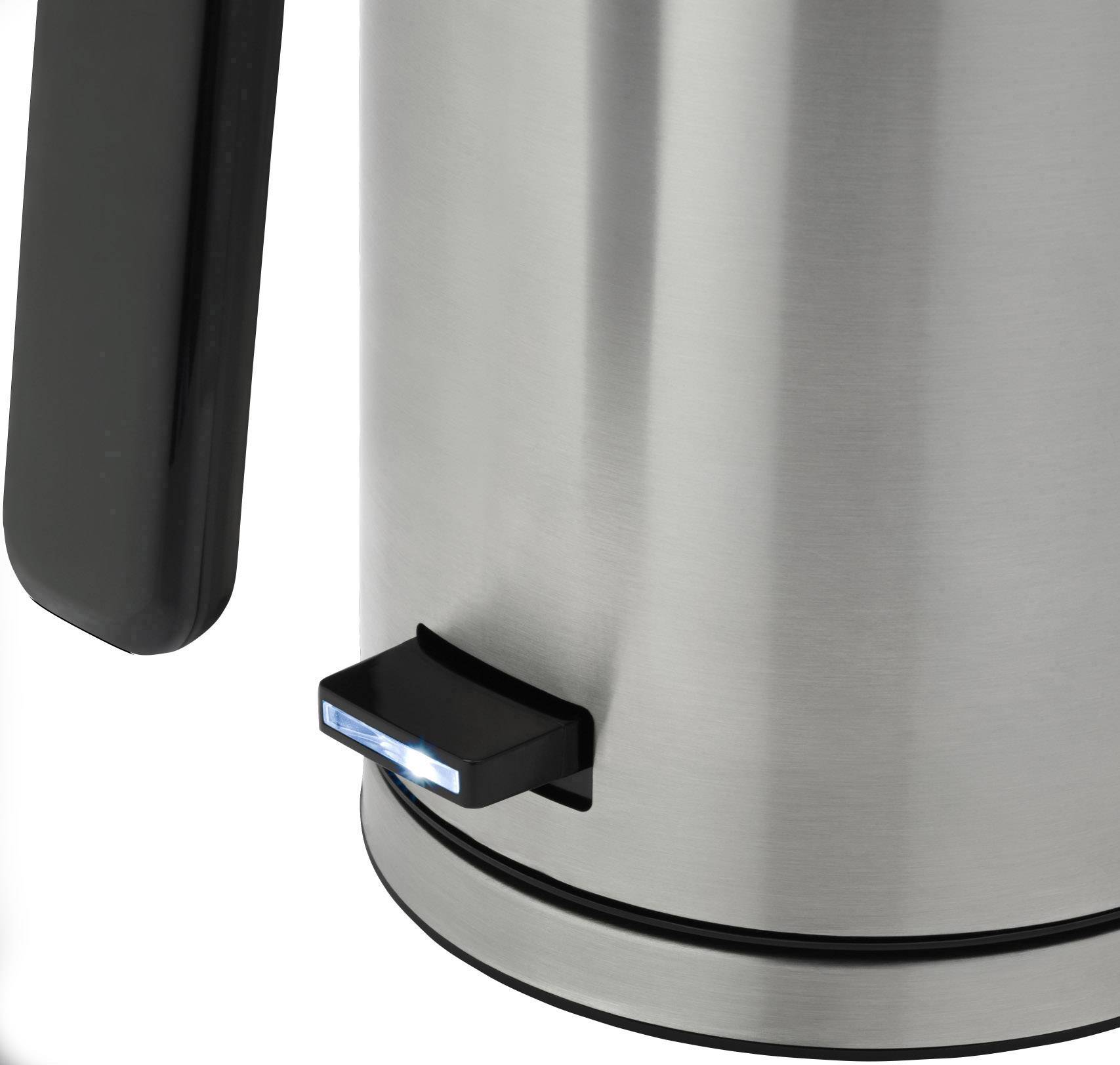 Een zilveren elektrische waterkoker van roestvrij staal met een blauw verlichte schakelaar, waarbij het onderste deel van het apparaat zichtbaar is.