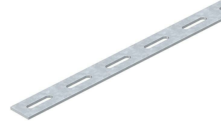 Metalen strips met rechthoekige gaten op gelijkmatige afstanden, geschikt voor bouw- of montagetoepassing.
