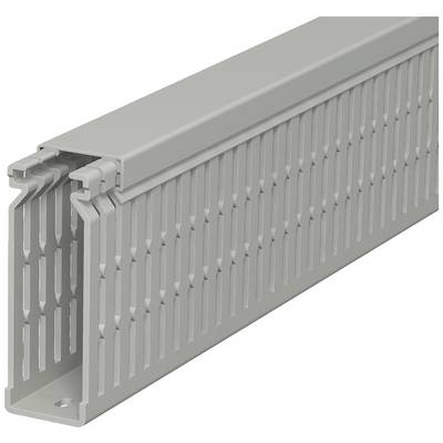 Grijs kabelgoot-onderdeel met ventilatiesleuven, zij-openingen voor kabels, bovenaanzicht vanuit rechterperspectief.