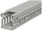 Grijze kabelgootafdekking met zijdelingse sleuven voor kabelbeheer. Geschikt voor nette en veilige kabelgeleiding.