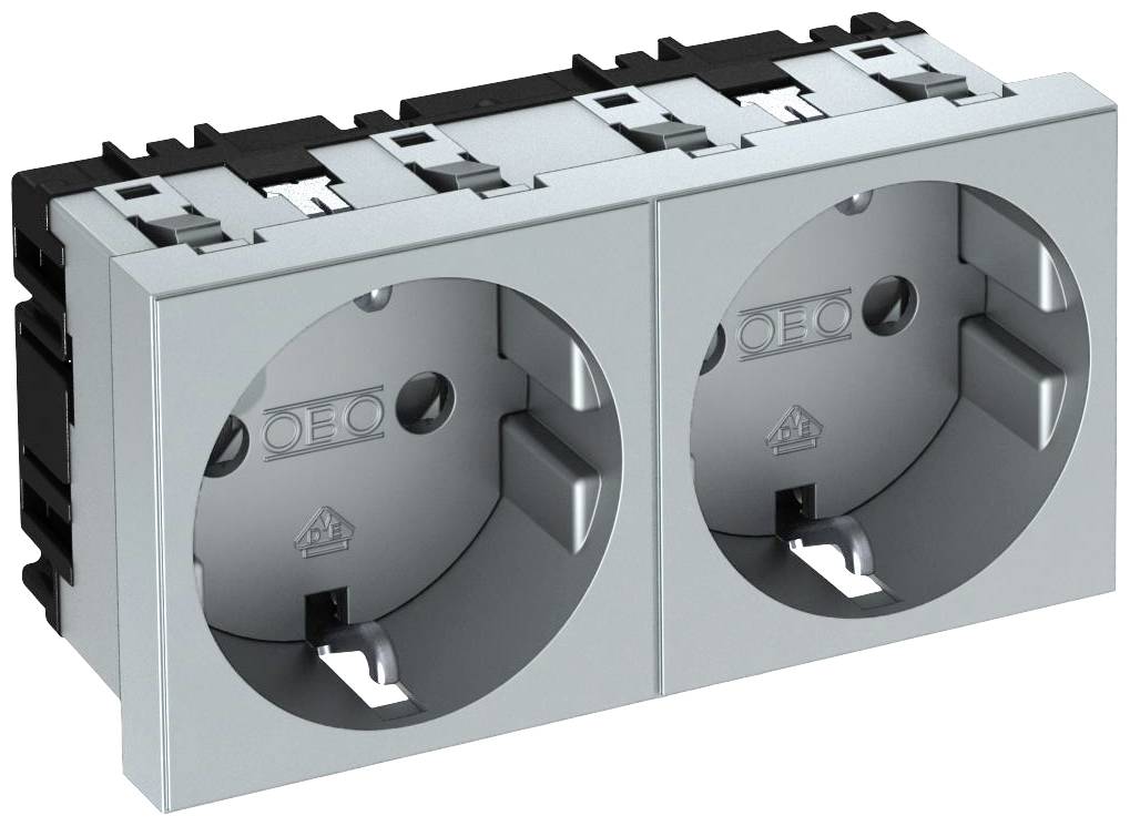 Dubbele Europese wandcontactdoos in een zilveren plaat, geschikt voor elektrische aansluitingen in woon- of kantooromgevingen.