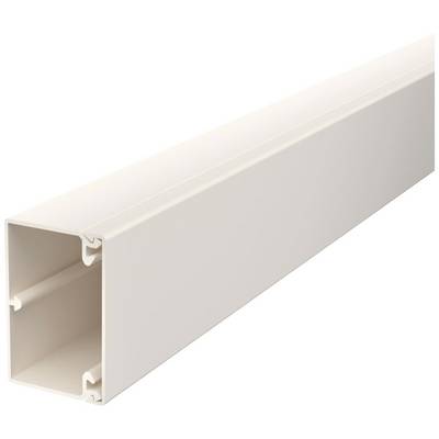 Witte kunststof kabelgoot in rechthoekige vorm, liggend aan de zijkant. Geschikt voor nette installatie en bescherming van kabels.