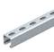 Metalen rail met U-profiel en gaten, gebruikt voor bouw- en montagewerk, toont robuuste constructie en veelzijdigheid.