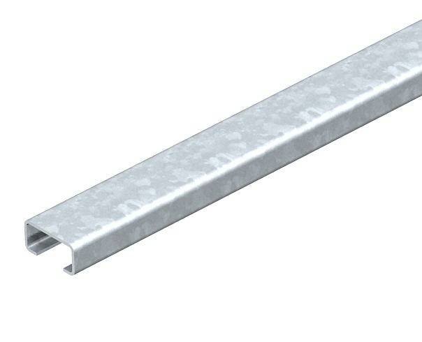 Metalen rail, rechthoekig profiel, zilverkleurig, met licht reflecterend oppervlak, ligt diagonaal van linksonder naar rechtsboven.