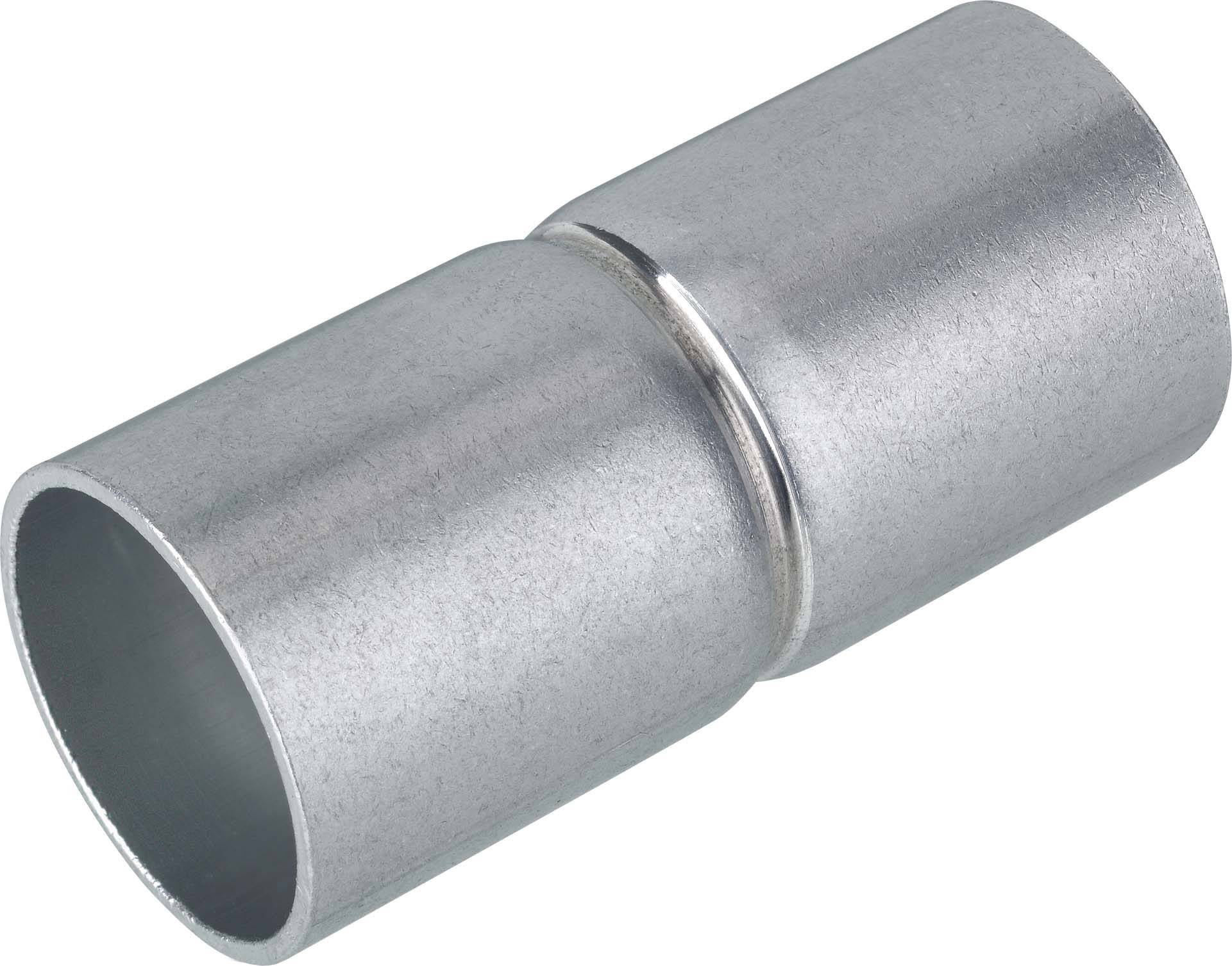 Een zilveren metalen buis met een kleine ring in het midden. Het ziet eruit alsof het dienst doet als verbindingselement tussen twee buizen.