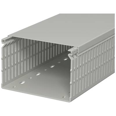 Grijze kabelgoot met rechthoekige doorsnede en geperforeerde zijwanden voor kabelgeleiding in elektrische installaties.