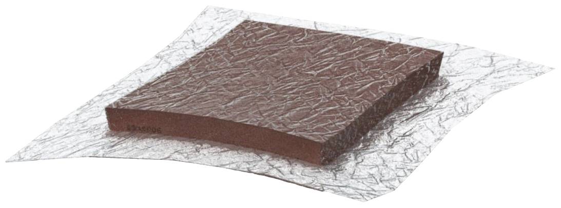 Een dun, vierkant stuk schuurspons ligt op een transparante plastic ondergrond. Het materiaal ziet er gestructureerd uit.