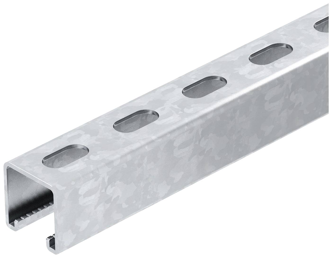 Een zilveren, metalen C-profiel met ovale gaten langs de bovenkant, gebruikt voor structurele ondersteuning en montage.
